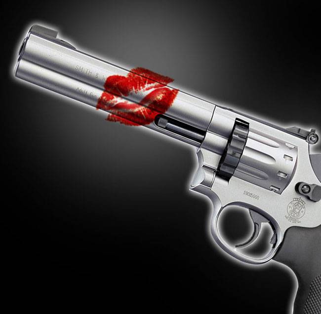 प्रेम संबंधों की वजह से एक लड़के की गोली मारकर हत्या कर दी गई.