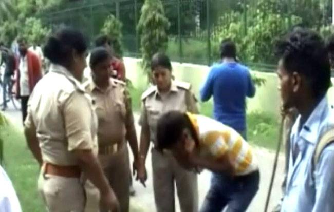 इलाहाबाद में प्रेमी जोड़ों के खिलाफ अभियान चलाया जा रहा है.