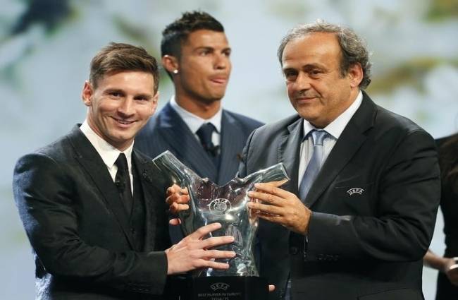 UEFA अध्यक्ष माइकल प्लातिनी से यूरोपियन बेस्ट प्लेयर ऑफ द इयर का अवॉर्ड लेते लियोनेल मेसी