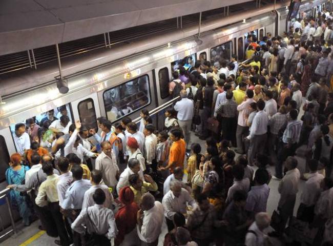 पीक आवर में राजीव चौक मेट्रो स्टेशन पर भीड़ (फाइल फोटो)