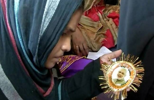 वाराणसी में 'मोदी' राखी की धूम