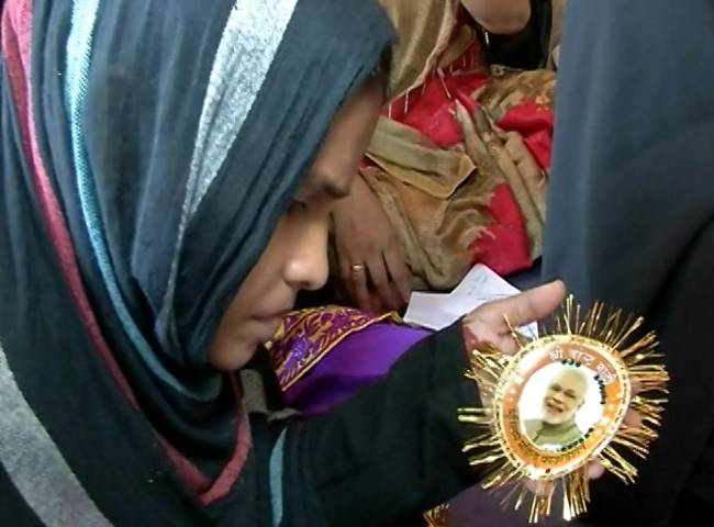 प्रधानमंत्री के लिए राखी बनाती वाराणसी की मुस्लि‍म महिलाएं