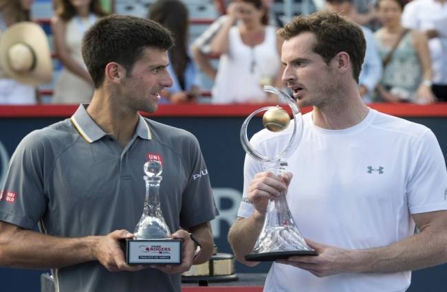 रोजर्स कप के विजेता एंडी मर्रे और उपविजेता नोवाक जोकोविक ट्रॉफी के साथ