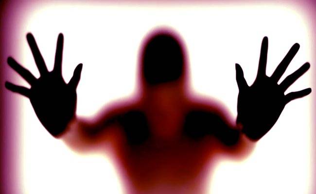 एक मुस्लिम युवक को सरेआम निर्वस्त्र कर दिया.