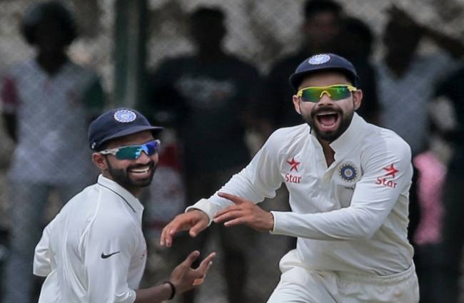 कैच लेने के बाद खुशी मनाते अजिंक्य रहाणे और कप्तान कोहली