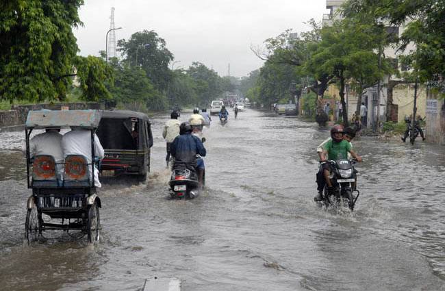 बाढ़ से हालात ब‍ेकाबू (फाइल फोटो)