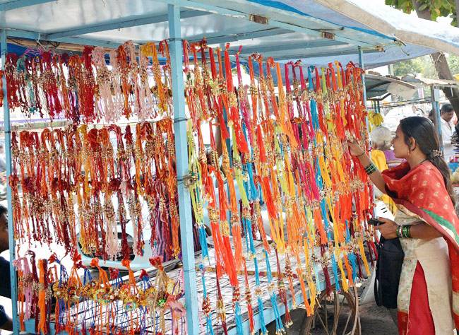 प्रशासन ने भाइयों से बहनों को तोहफे के तौर पर शौचालय देने की अपील की है