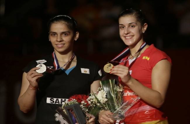 सिल्वर मेडल के साथ साइना नेहवाल और विजेता कैरोलिना मैरिन