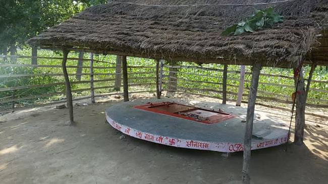 बहराइच में एक युवक ने जीते जी समाधि ले ली है.