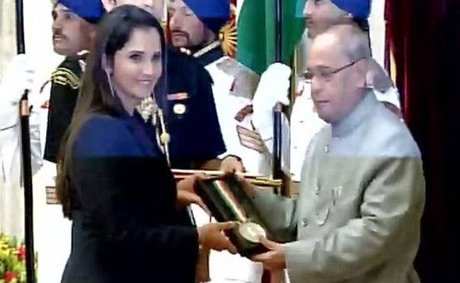 राष्ट्रपति प्रणब मुखर्जी से खेल रत्न अवॉर्ड लेती सानिया मिर्जा