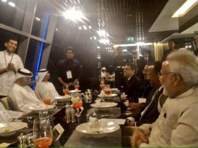 नरेंद्र मोदी और अधिकारियों के बीच शेफ संजीव कपूर