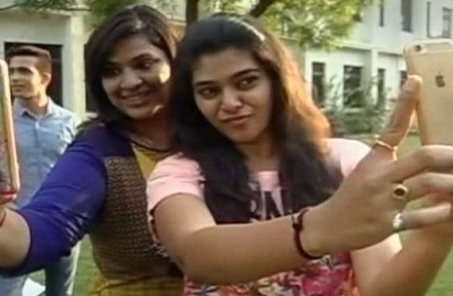 युवाओं में सेल्फी का बढ़ता क्रेज