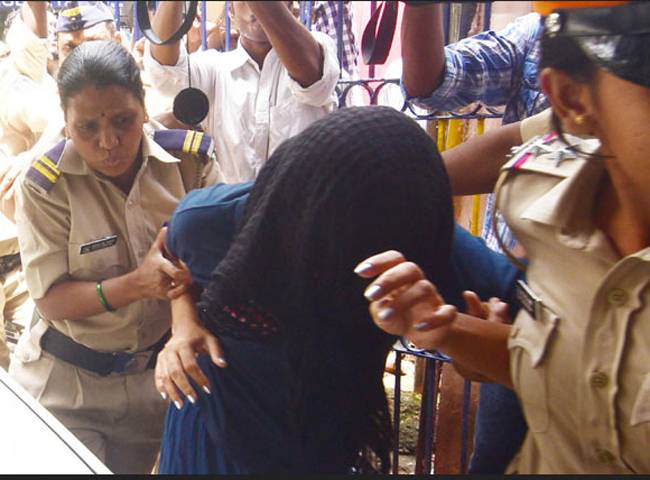 पुलिस हिरासत में इंद्राणी (फाइल फोटो)