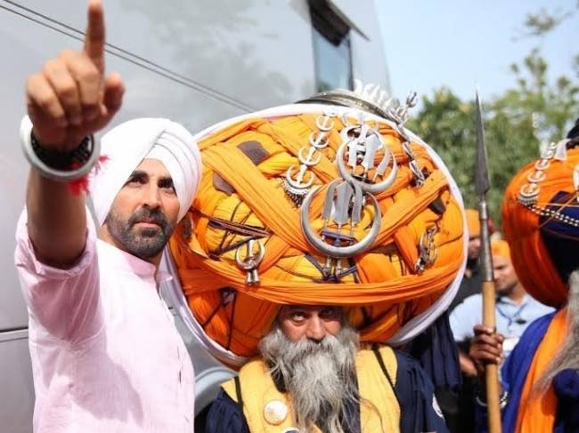 'सिंह इज ब्लिंग' का एक सीन