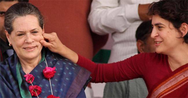 सोनिया गांधी और प्रियंका गांधी (फाइल फोटो)