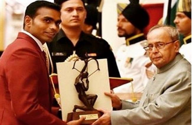 राष्ट्रपति प्रणव मुखर्जी से अर्जुन अवॉर्ड लेते पी आर श्रीजेश