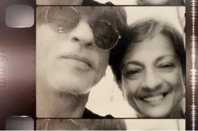 एक्ट्रेस तनुजा के साथ शाहरुख खान