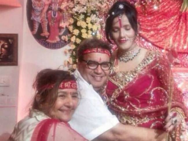 राधे मां को कमर से पकड़े हुए सुभाई घई, साथ में हैं सुभाष घई की पत्नी