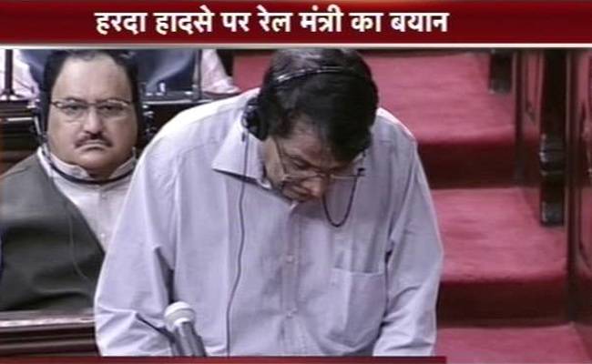 राज्यसभा में बयान देते रेल मंत्री सुरेश प्रभु