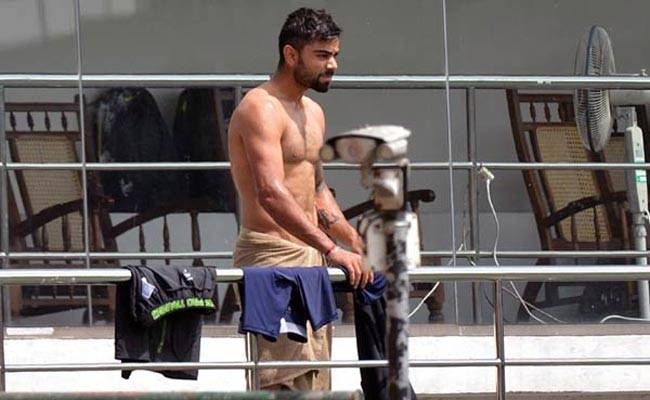 टॉवेल में घूमते विराट कोहली