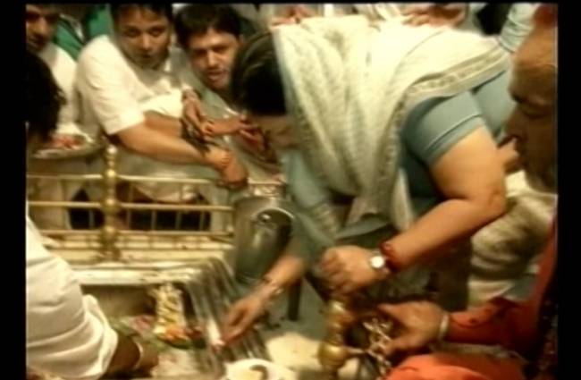 श‍िव मंदिर में पूजा-अर्चना करतीं वसुंधरा राजे