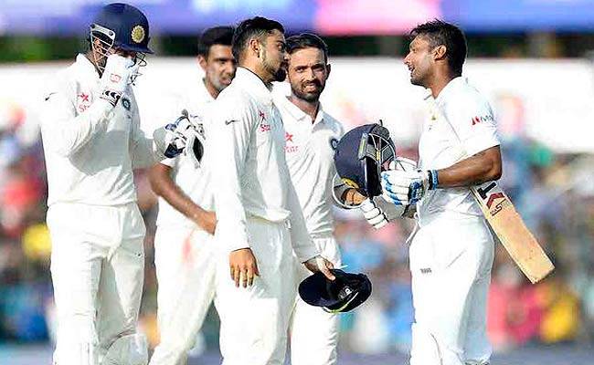 अपनी टीम के साथ कुमार संगकारा का मैदान पर अभिवादन करते विराट कोहली