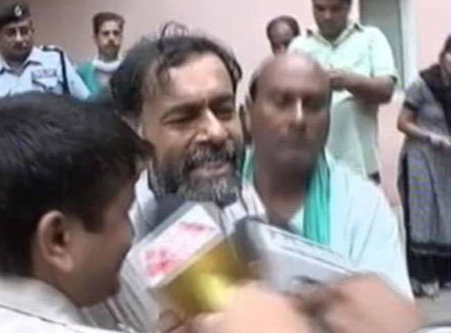 रिहा होने के बाद योगेंद्र यादव