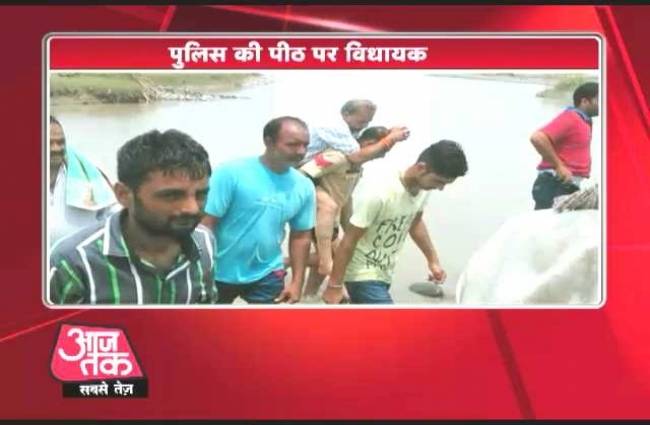 जम्मू में बीजेपी विधायक ने पीठ पर बैठकर पार की नदी