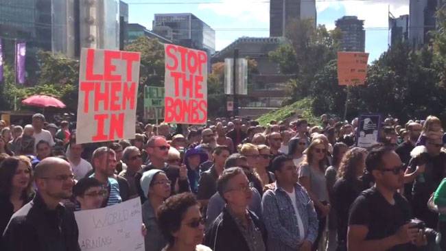 जर्मनी में सिरियाई शरणार्थियों के स्वागत में स्थानीय नागरिक