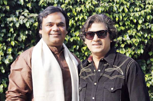 जाने-माने कवि-पत्रकार आलोक श्रीवास्तव, आदेश श्रीवास्तव के पारिवारिक मित्र हैं