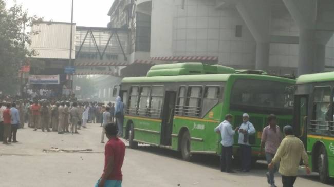 युवक की हत्या के विरोध में आदर्श नगर मेट्रो स्टेशन के बाहर हंगामा