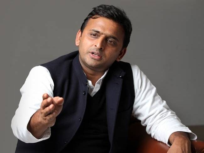 अखिलेश ने ताज महल के सामने लांच की डायनामोज की जर्सी