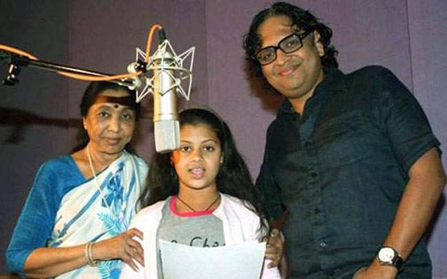 आशा भोसले  बेटे हेमंत संग