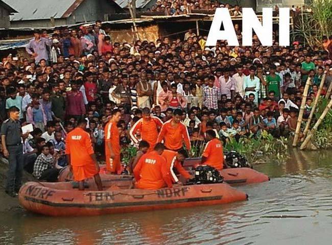 बचाव कार्य में जुटी एनडीआरएफ की टीम और स्थानीय लोग