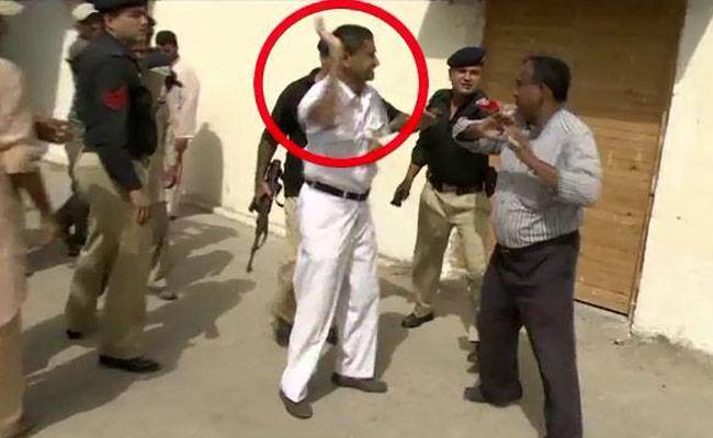 चांद नवाब की पिटाई करते हुए कराची रेलवे पुलिस