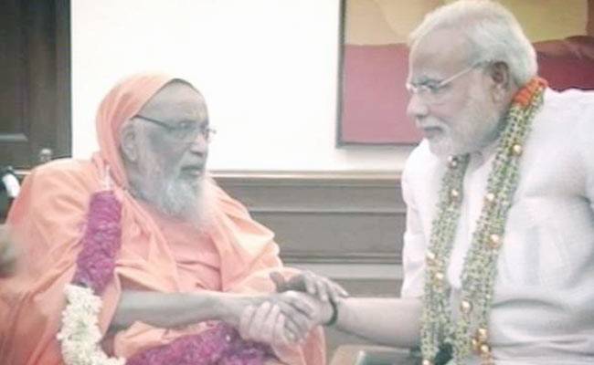 अपने आध्यात्मिक गुरु स्वामी दयानंद गिरि के साथ PM मोदी