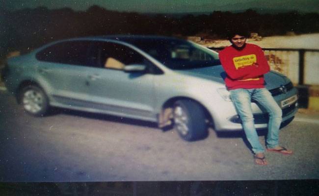 यही वो कार है जो हादसे का शिकार हुई और कार के साथ खड़ा युवक भी जल गया