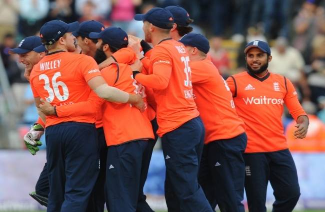 इंग्लैंड ने ऑस्ट्रेलिया को पांच रनों से हराया