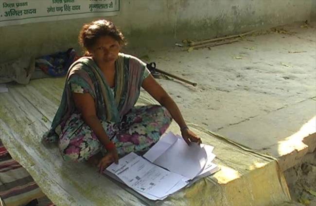 शौचालय बनवाने के लिए धरने पर बैठी युवती