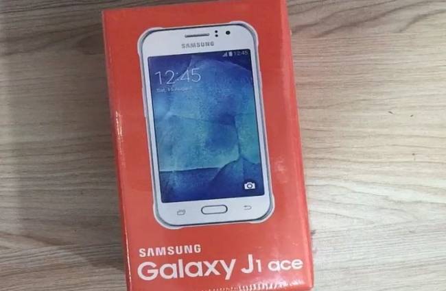रिटेलर द्वारा जारी की गई  Galaxy J1 Ace की फोटो
