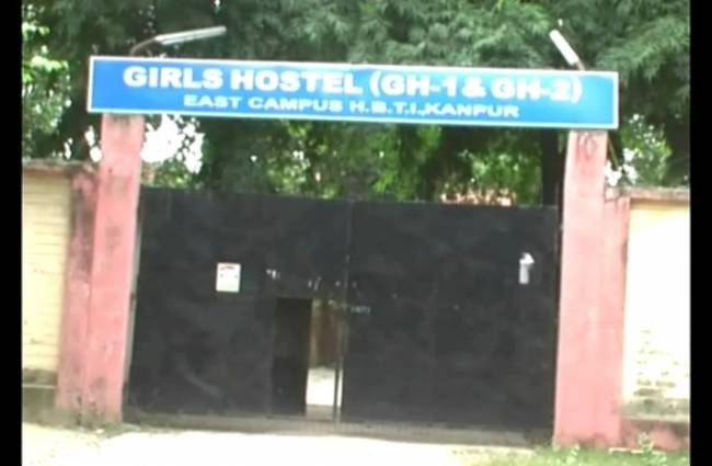 गर्ल्स हॉस्टल में रहने की मांग