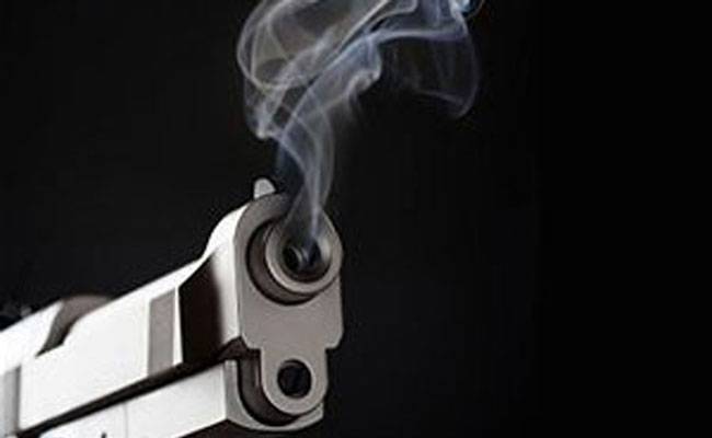 हेड कॉन्स्टेबल ने एक शख्स को बाइक की पार्टी ना देने पर गोली मार दी.