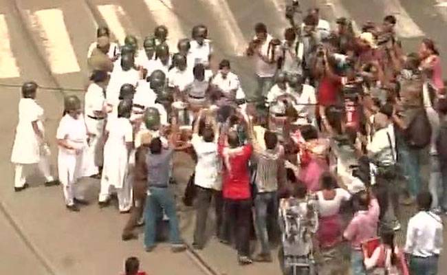 हड़ताल के दौरान आसप में भि‍ड़े पुलिस और प्रदर्शनकारी