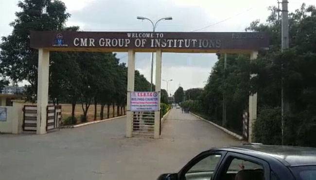 एक छात्र का शव रेलवे ट्रैक के किनारे मिलने से सनसनी मच गई.