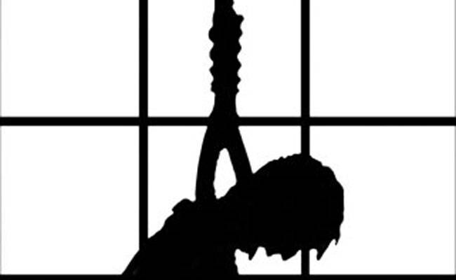 कोर्ट रूम में लाश पंखे से लटकी हुई थी