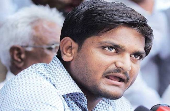 हार्दिक पटेल यात्रा निकालने पर अड़े