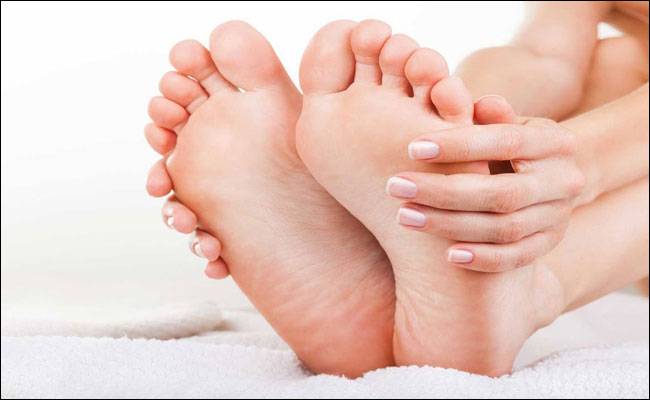 फटी एड़ि‍यों को बनाएं कोमल