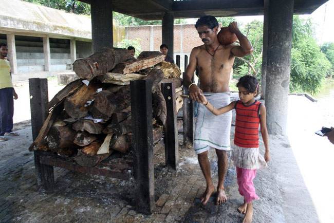 संतोष की बेटी के साथ मिलकर रज्जाक ने दी मुखाग्नि
