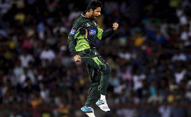 विकेट लेने का बाद खुशी का इजहार करते इमाद वसीम