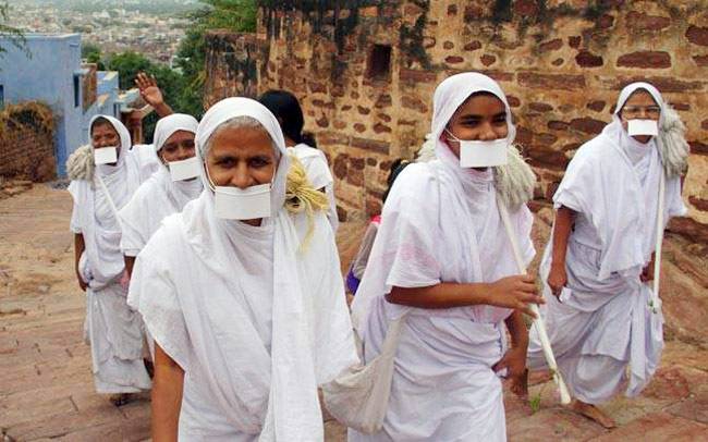 जैन धर्म के मुताबिक संथारा स्वेच्छा से देह त्यागने की परंपरा है